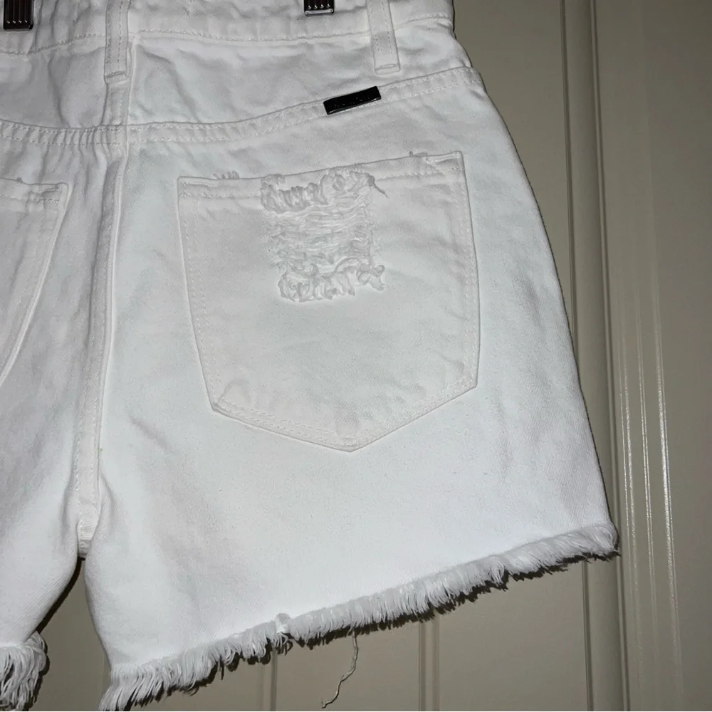 KANCAN -WOMEN’S WHITE SHORT CUT- OFF DISTRESSED